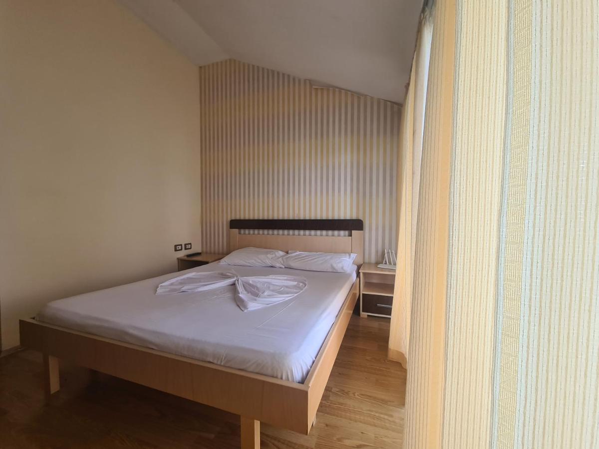 Lini Hotel Kukesi מראה חיצוני תמונה