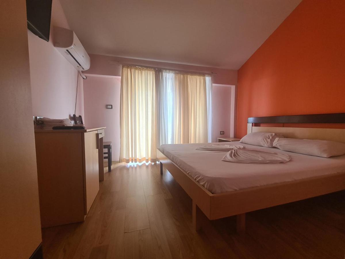 Lini Hotel Kukesi מראה חיצוני תמונה
