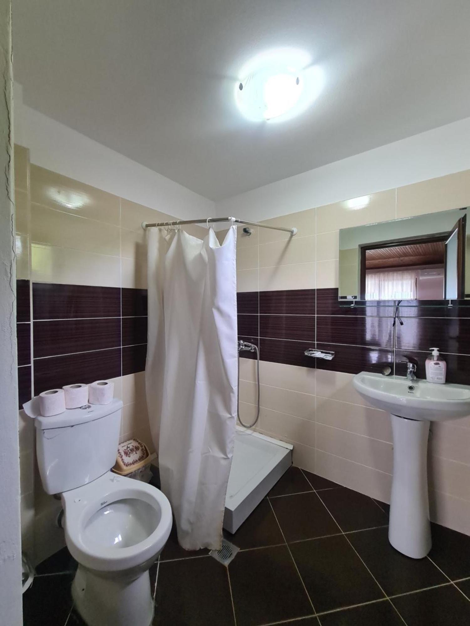 Lini Hotel Kukesi מראה חיצוני תמונה