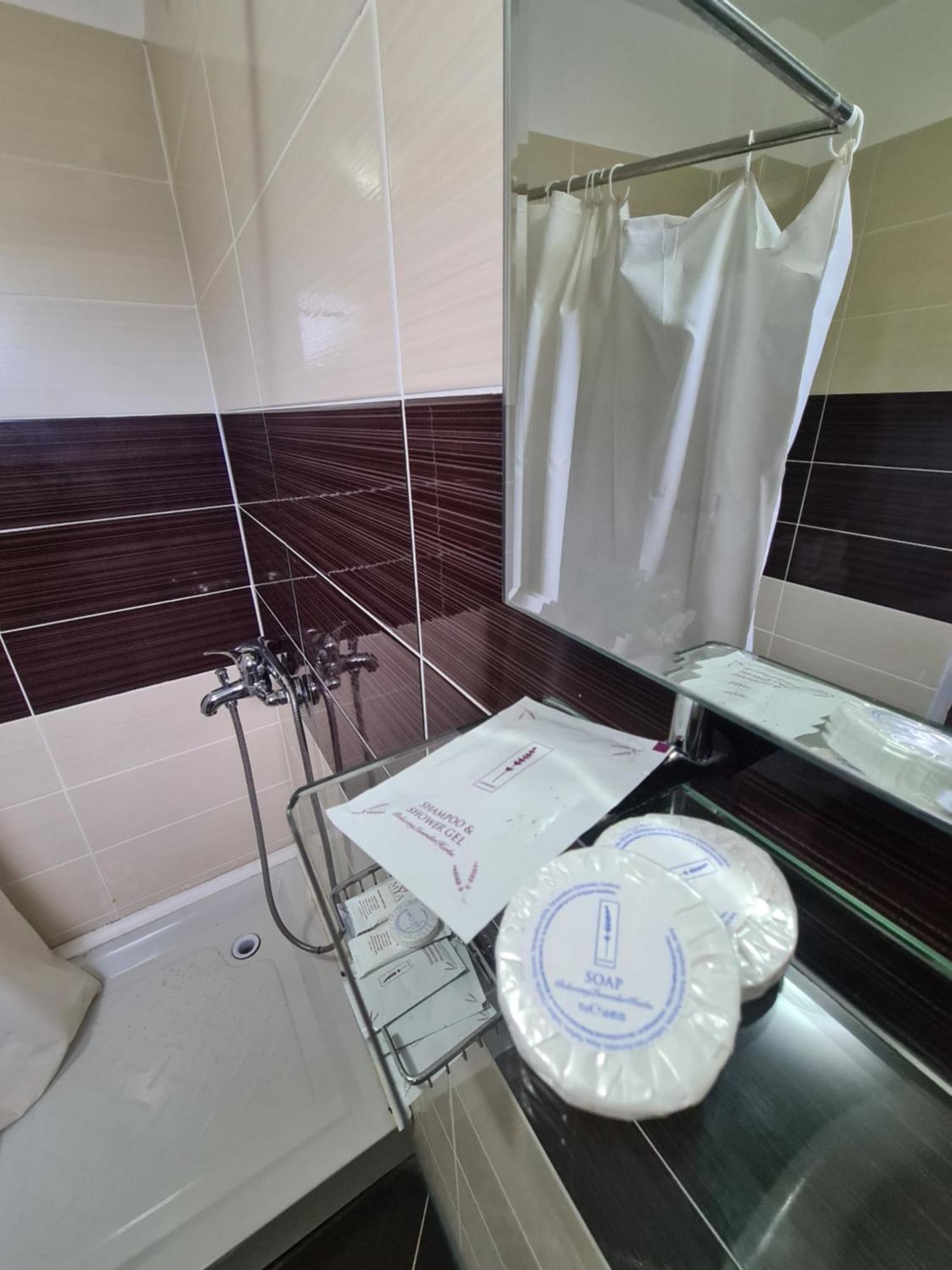 Lini Hotel Kukesi מראה חיצוני תמונה