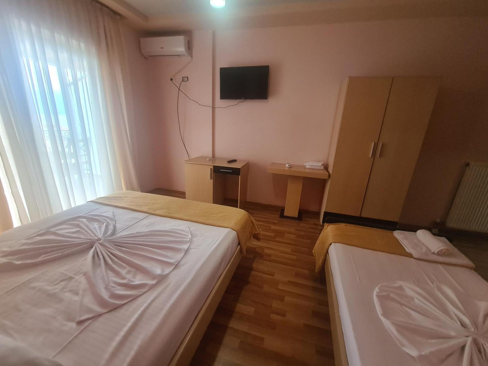 Lini Hotel Kukesi מראה חיצוני תמונה