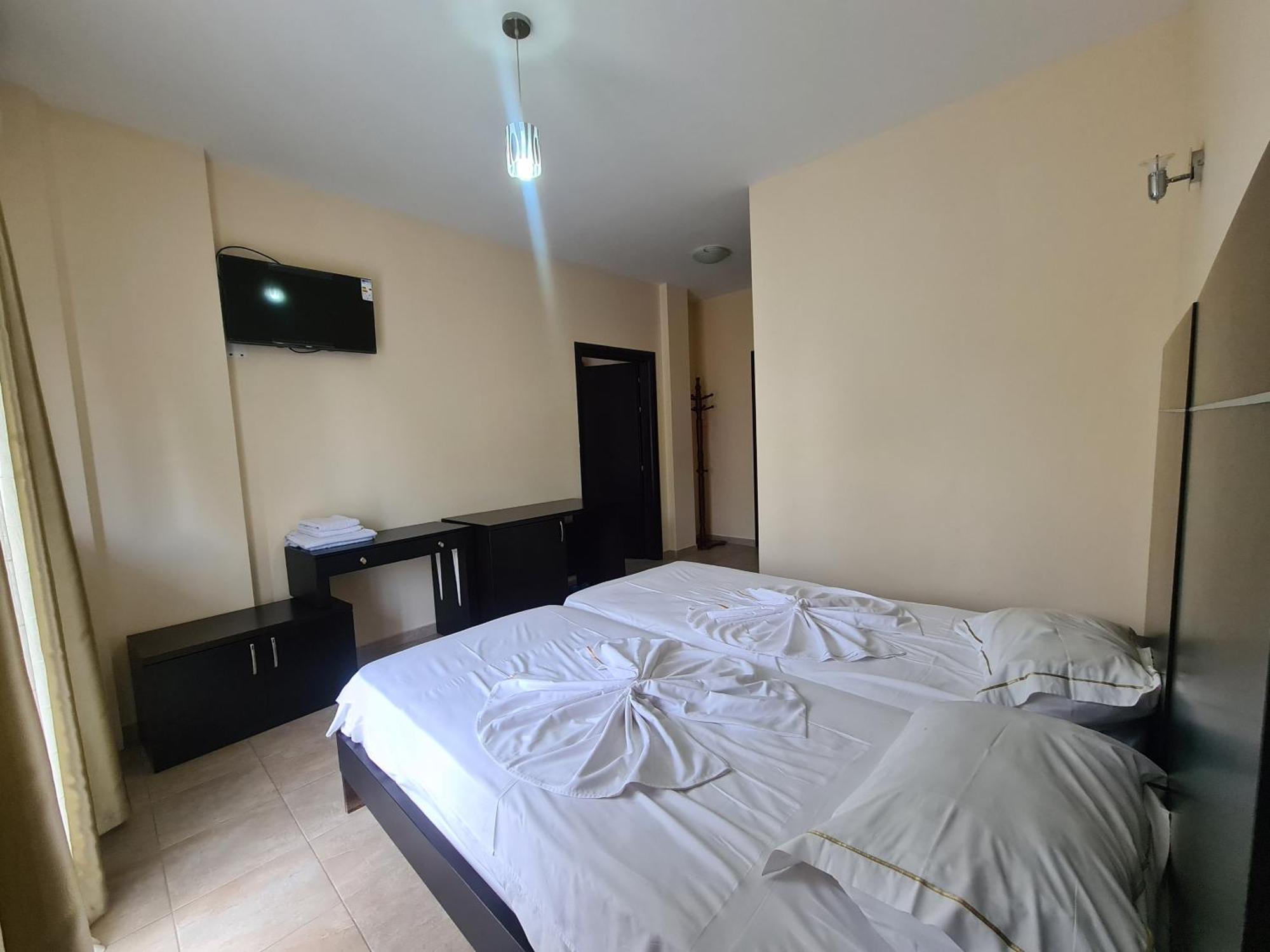 Lini Hotel Kukesi מראה חיצוני תמונה